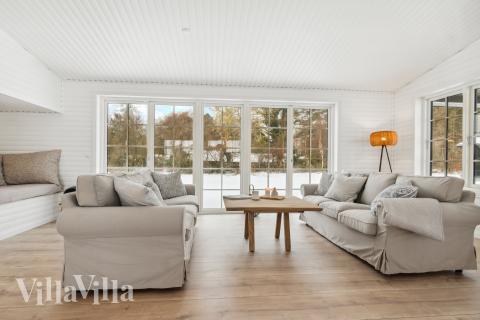 Sofahjørnet i luksushus 693 i Nordsjælland.