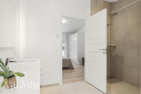 Der er bad med brus i luksushus nr. 693 til 11 personer.