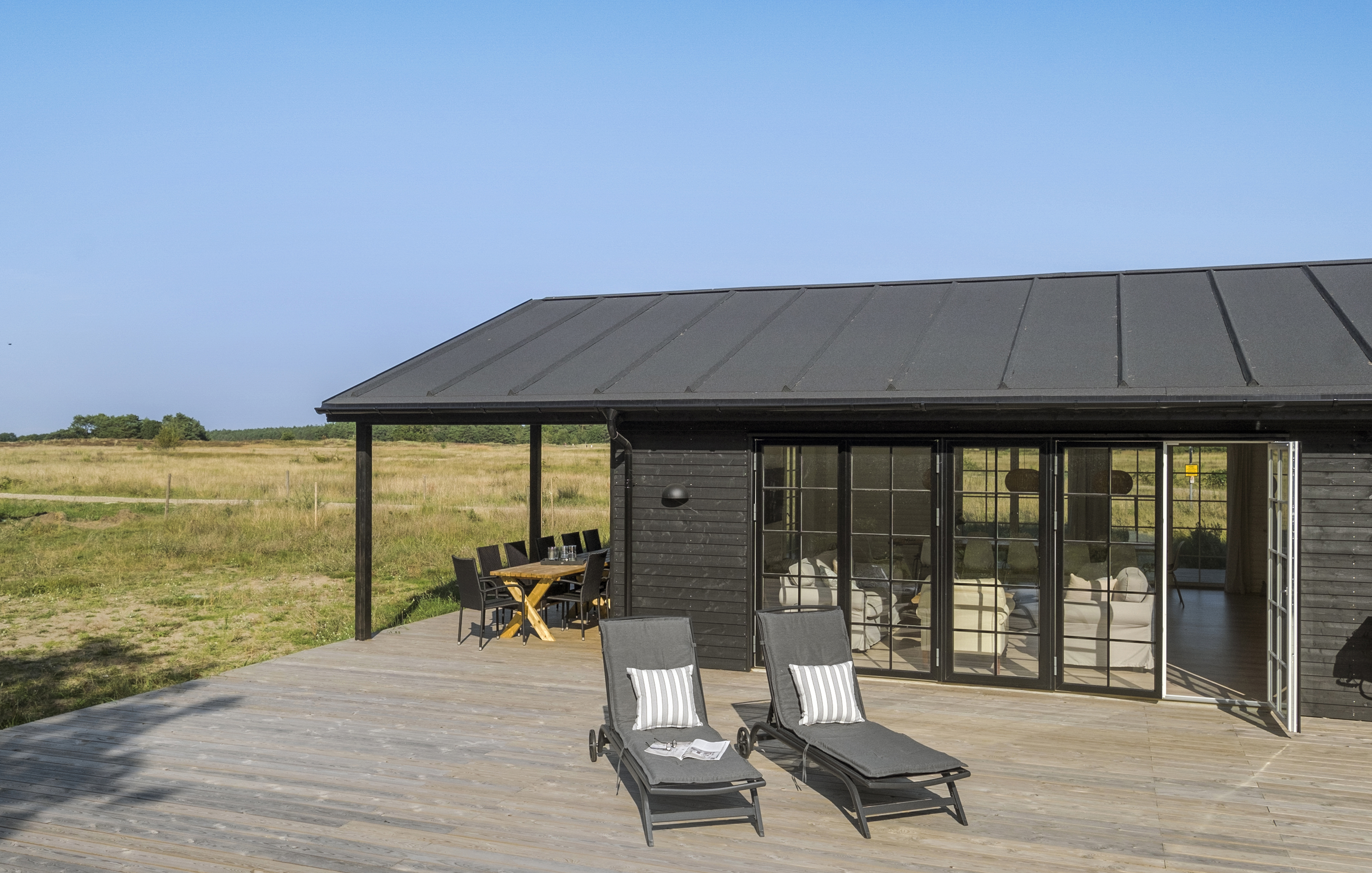 På terrassen i sommerhus nr. 693 er der plads til 11 personer.