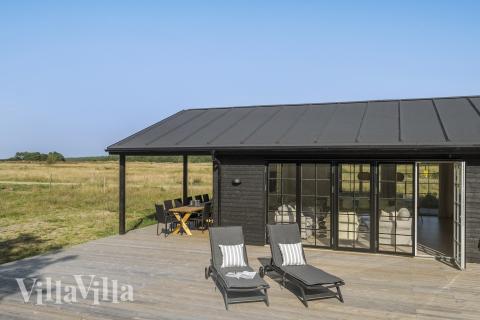 På terrassen i sommerhus nr. 693 er der plads til 11 personer.