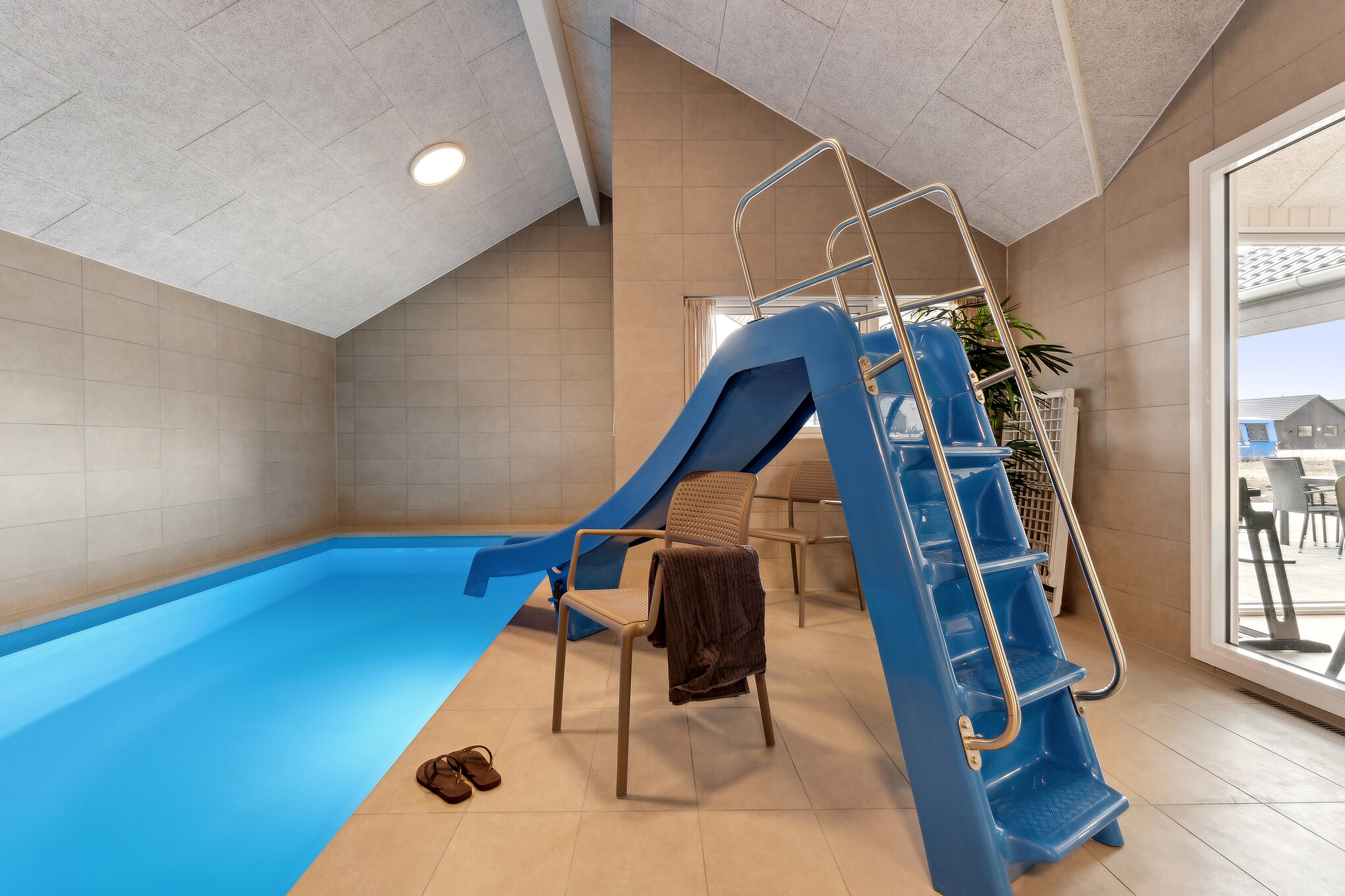 Sommerhus 655 er indrettet med en lækker poolafdeling med vandrutsjebane, dejlig stor indbygget spabad og sauna