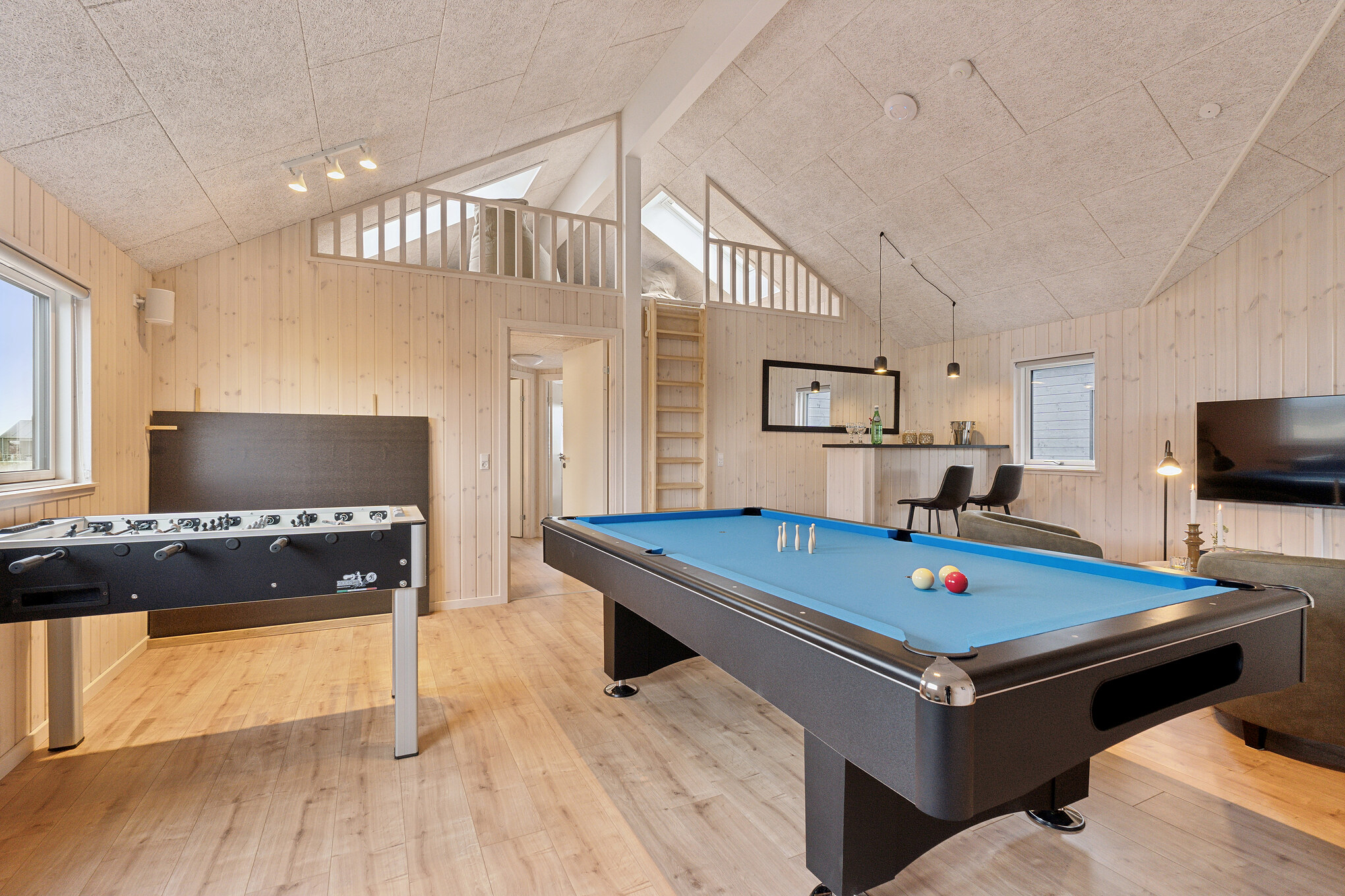 Ud over de mange timer, man kan bruge i husets pool-afdeling, så byder luksushus 655 også på billard/bordtennis og dart