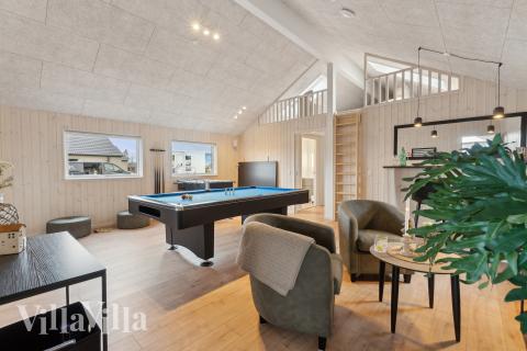 Aktivitetsrum i luksushus nr. 655 med 6 soveværelser og plads til 14 personer.