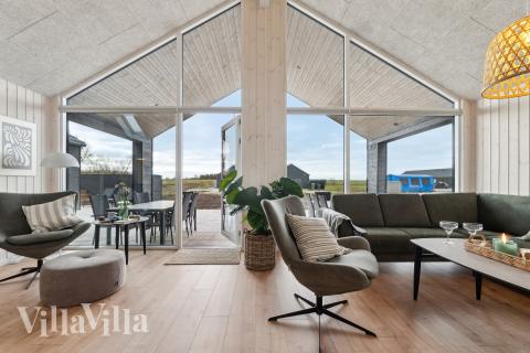 Sofaen i luksushus 655 i Fyn og øer indbyder til brætspil eller at se en film sammen.