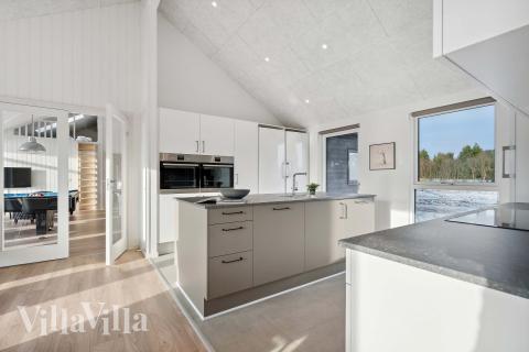 Køkkenet i luksushus nr. 605 er udstyrret, så I let kan lave mad til 24 personer.