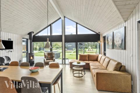 Sofaen i luksushus 625 i Lolland/Falster/Møn indbyder til brætspil eller at se en film sammen.