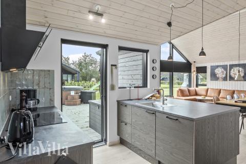 Køkkenet i luksushus nr. 625 er godt indrettet.