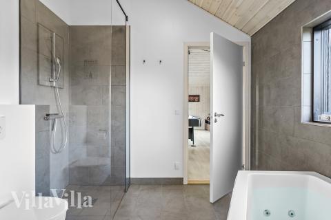 Der er bad med brus i luksushus nr. 625 til 12 personer.