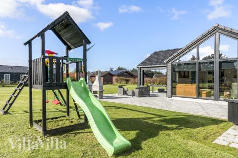 Ud over de mange timer, man kan bruge i husets pool-afdeling, så byder luksushus 625 også på mange udendørs aktiviteter