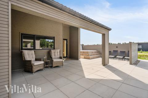 På terrassen i sommerhus nr. 560 er der plads til 16 personer.