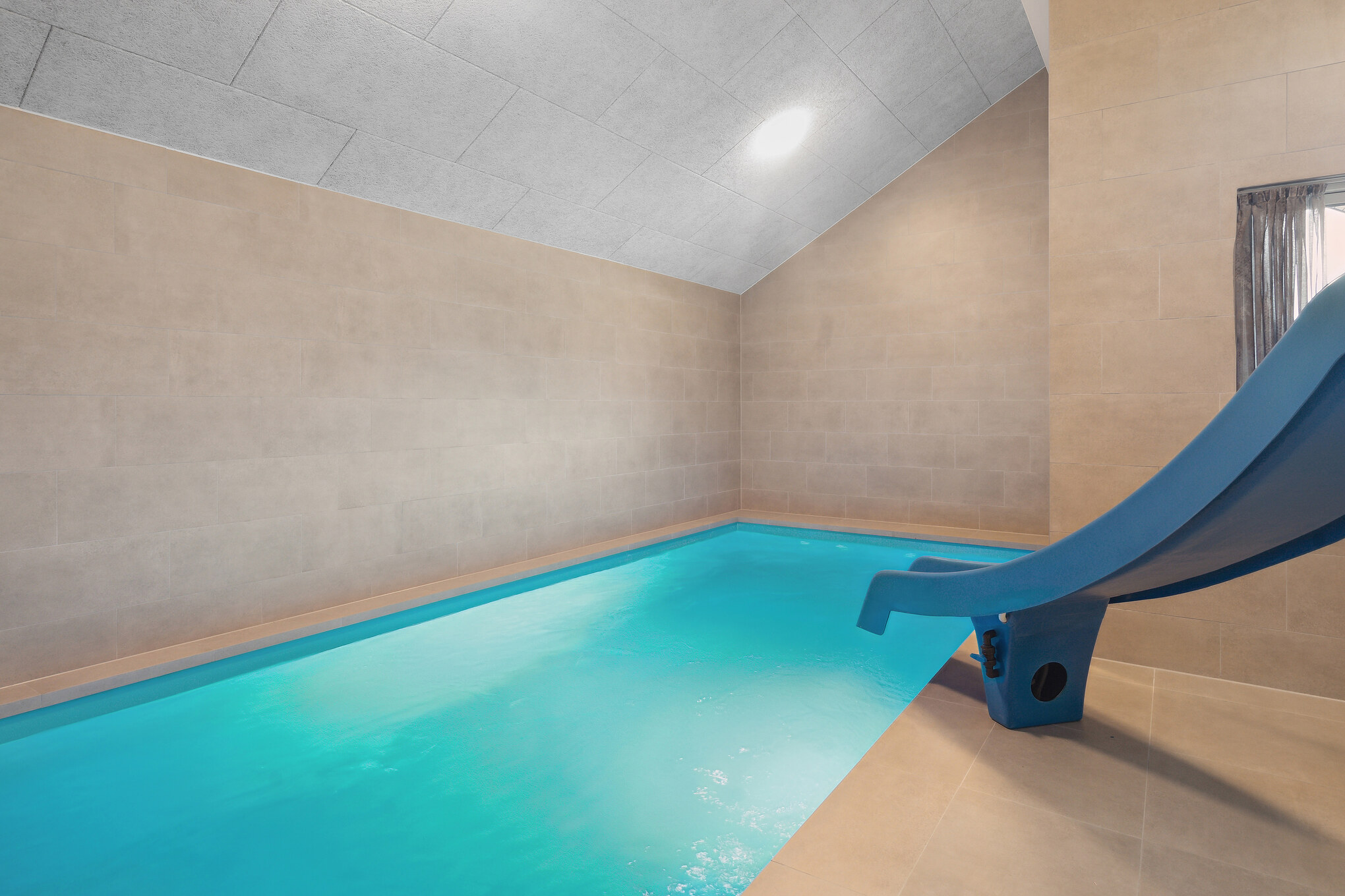 Sommerhus 664 er indrettet med en lækker poolafdeling med vandrutsjebane, dejlig stor indbygget spabad og sauna