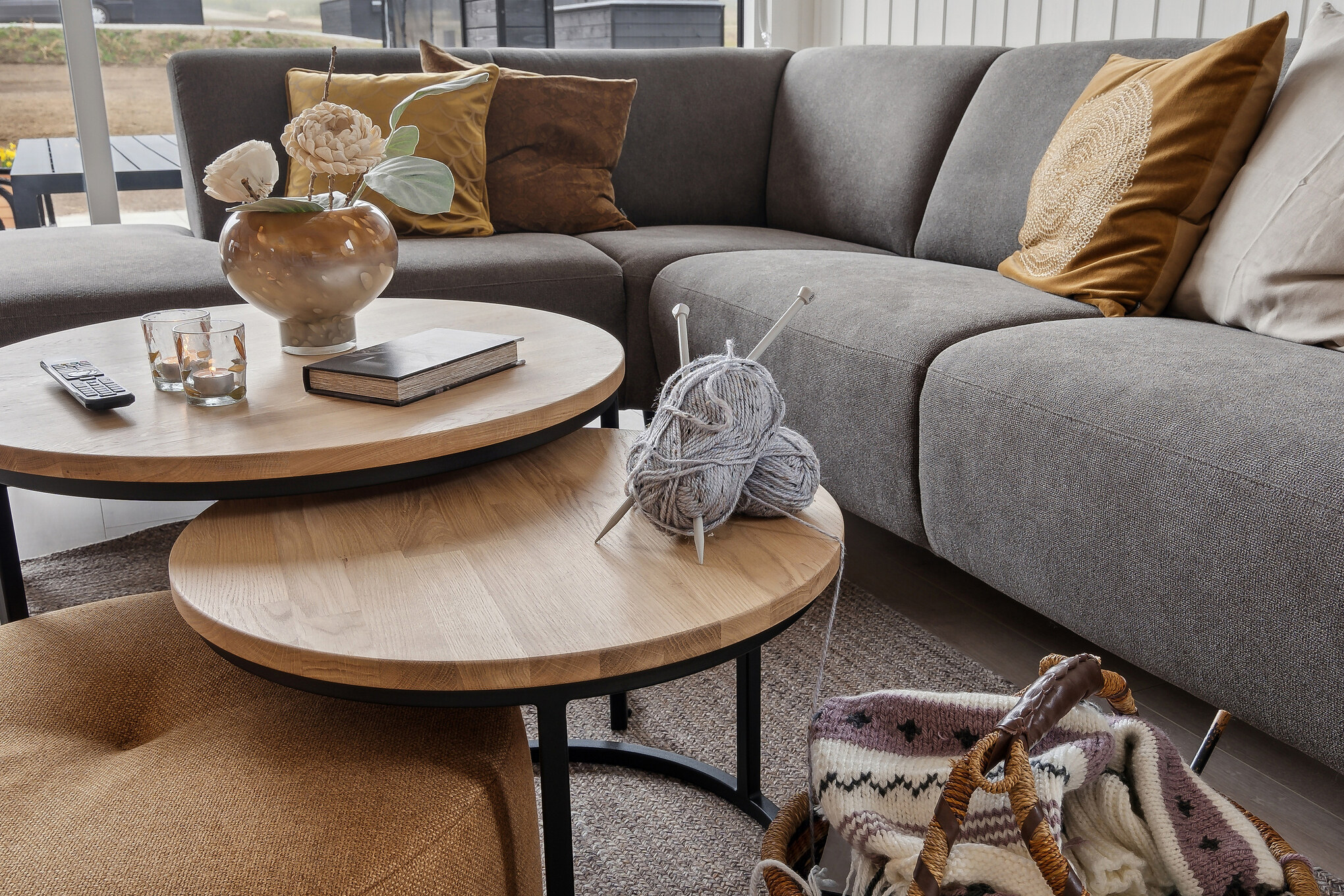 Der er mulighed for hygge i sommerhusets sofaarrangement, når I besøger luksushus nr. 664