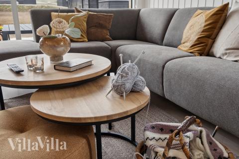 Der er mulighed for hygge i sommerhusets sofaarrangement, når I besøger luksushus nr. 664