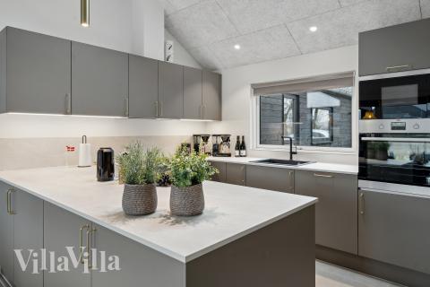 Køkkenet i luksushus nr. 664 er udstyrret, så I let kan lave mad til 16 personer.