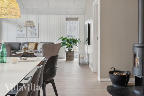 I kan sagtens side 16 personer sammen i sommerhusets opholdsrum, når I besøger luksushus 664 i Sydjylland.
