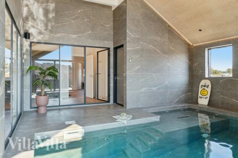 Sommerhus 660 er indrettet med en lækker poolafdeling med vandrutsjebane, dejlig stor indbygget spabad og sauna