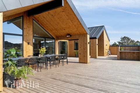 Luksushus nr. 660 har en dejlig terrasse med gode havemøbler til 16 personer.