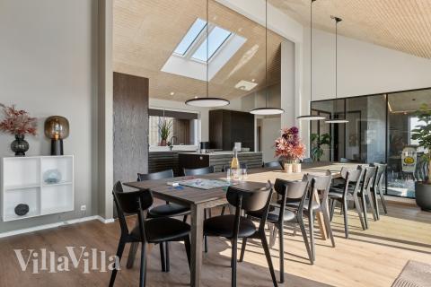 Det store lyse opholdrum i luksushus nr. 660 til 16.