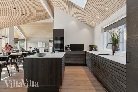 Køkkenet i luksushus nr. 660 er udstyrret, så I let kan lave mad til 16 personer.