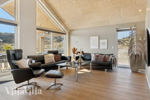 Sofaen i luksushus 660 i Vestjylland indbyder til brætspil eller at se en film sammen.