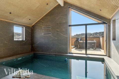 Den lækre pool i luksushuse nr. 660 til 16 personer