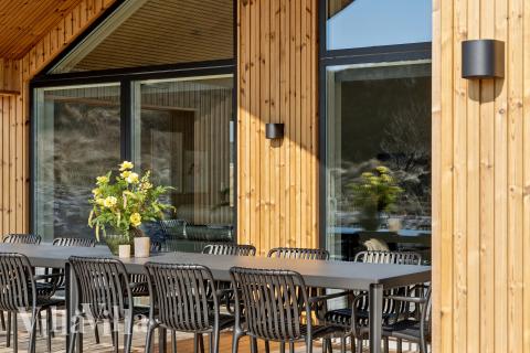 På terrassen i sommerhus nr. 660 er der plads til 16 personer.
