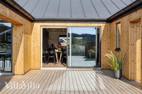 Stor terrasse ved luksushus nr. 660 i Vestjylland.