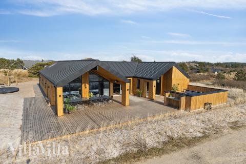 Flot sommerhus nr. 660 med god plads til op til 16 personer