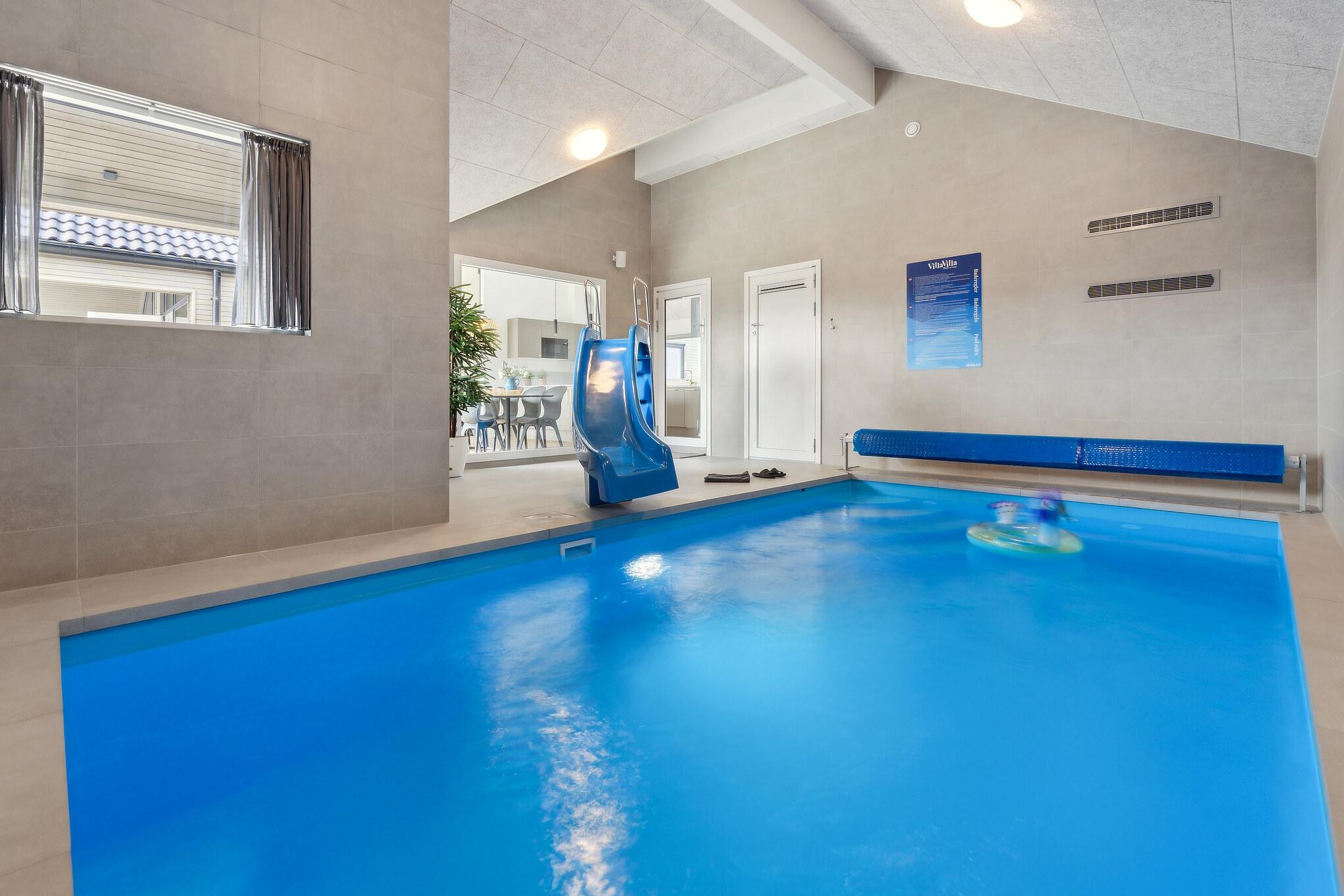 Sommerhus 665 er indrettet med en lækker poolafdeling med vandrutsjebane, dejlig stor indbygget spabad og sauna