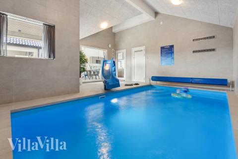 Sommerhus 665 er indrettet med en lækker poolafdeling med vandrutsjebane, dejlig stor indbygget spabad og sauna