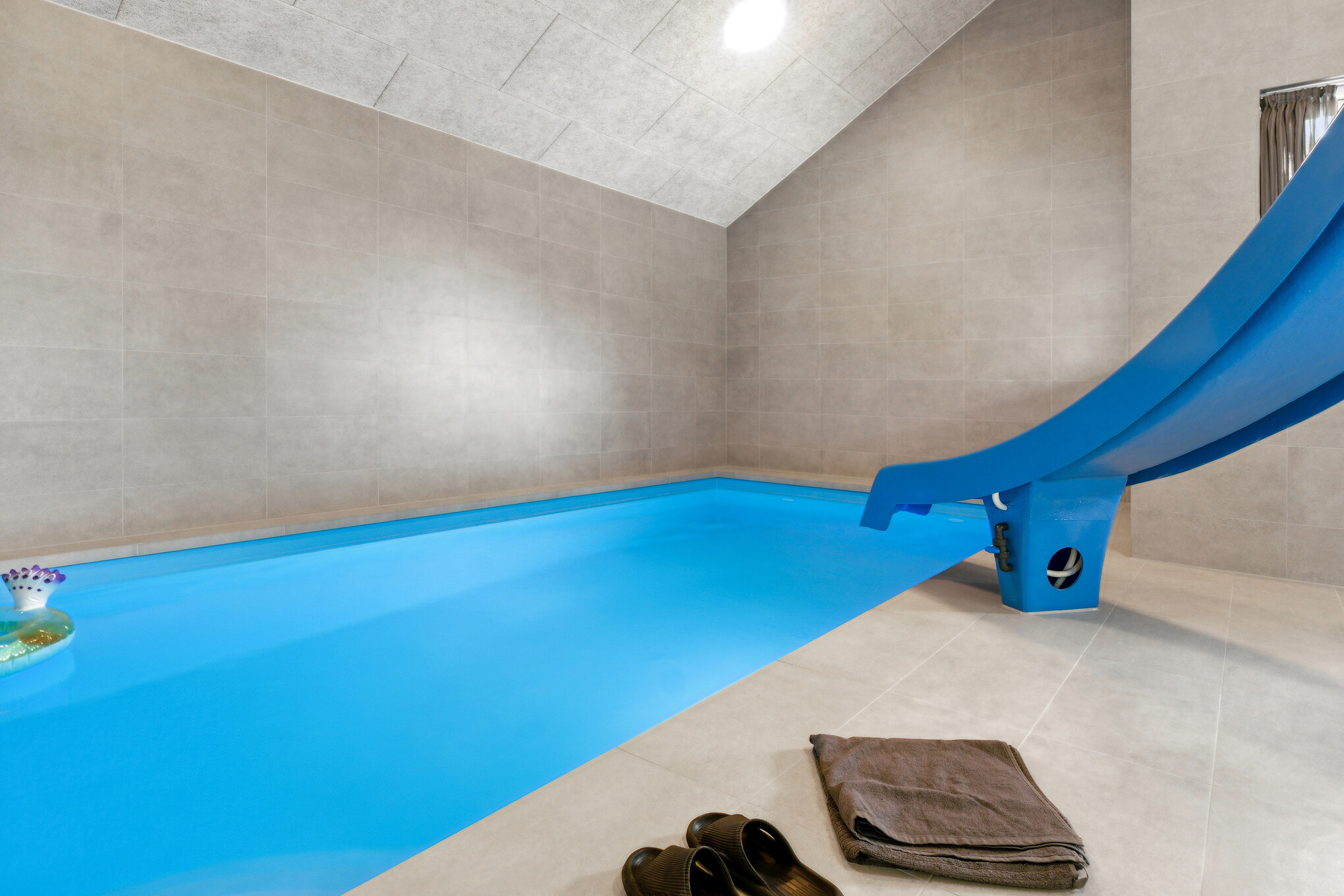 Den lækre pool i luksushuse nr. 665 til 14 personer