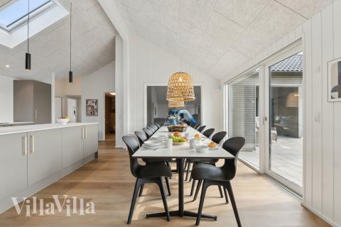 I kan sagtens side 14 personer sammen i sommerhusets opholdsrum, når I besøger luksushus 665 i Fyn og øer.