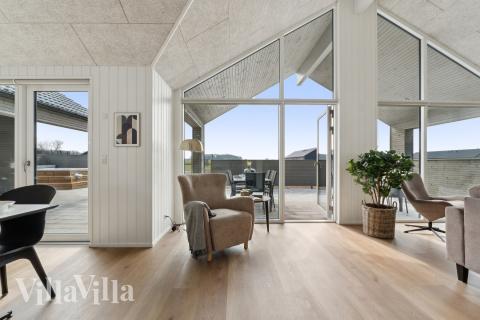 Det store lyse opholdrum i luksushus nr. 665 til 14.