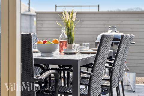 Luksushus nr. 665 har en dejlig terrasse med gode havemøbler til 14 personer.