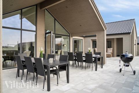 På terrassen i sommerhus nr. 665 er der plads til 14 personer.