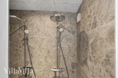 Der er bad med brus i luksushus nr. 687 til 8 personer.