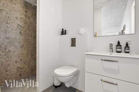 Der er bad med brus i luksushus nr. 687 til 8 personer.