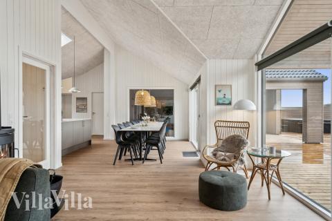 I kan sagtens side 14 personer sammen i sommerhusets opholdsrum, når I besøger luksushus 648 i Fyn og øer.