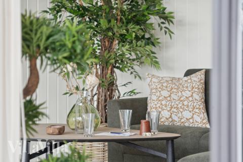 Sofaen i luksushus 648 i Fyn og øer indbyder til brætspil eller at se en film sammen.