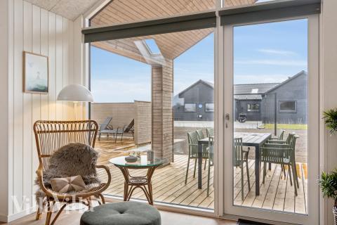 Der er mulighed for hygge i sommerhusets sofaarrangement, når I besøger luksushus nr. 648