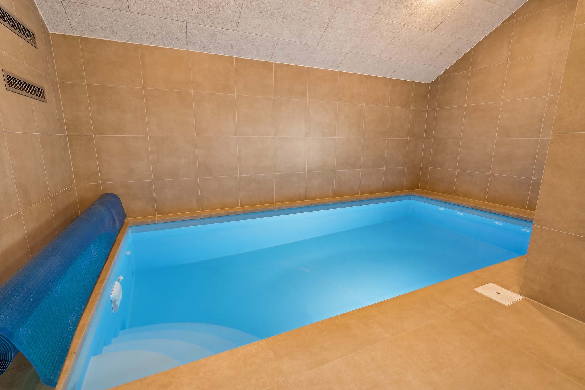 Sommerhus 648 er indrettet med en lækker poolafdeling med vandrutsjebane, dejlig stor indbygget spabad og sauna