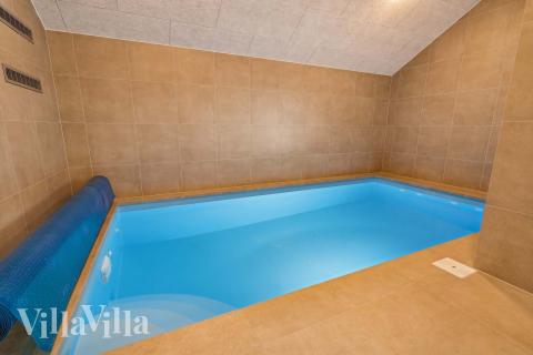 Sommerhus 648 er indrettet med en lækker poolafdeling med vandrutsjebane, dejlig stor indbygget spabad og sauna