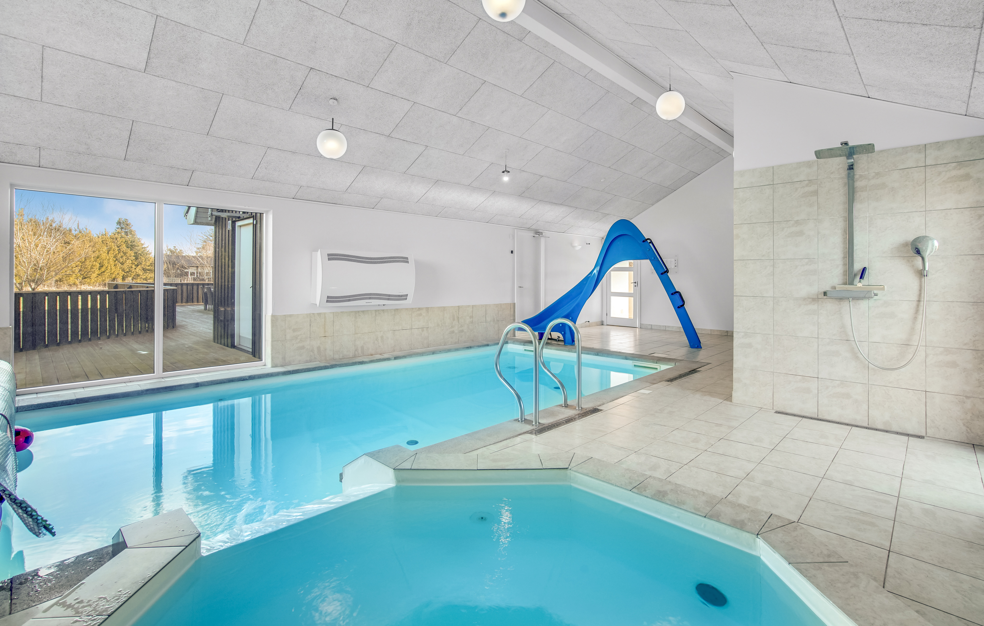 Sommerhus 602 er indrettet med en lækker poolafdeling med vandrutsjebane, dejlig stor indbygget spabad og sauna