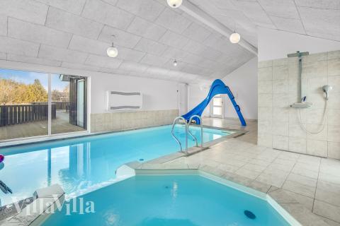 Sommerhus 602 er indrettet med en lækker poolafdeling med vandrutsjebane, dejlig stor indbygget spabad og sauna