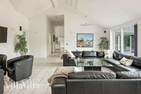 Sofaen i luksushus 602 i Nordjylland indbyder til brætspil eller at se en film sammen.