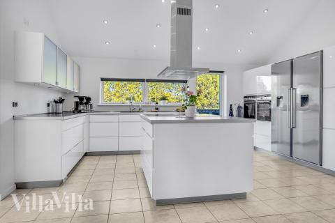 Køkkenet i luksushus nr. 602 er godt indrettet.