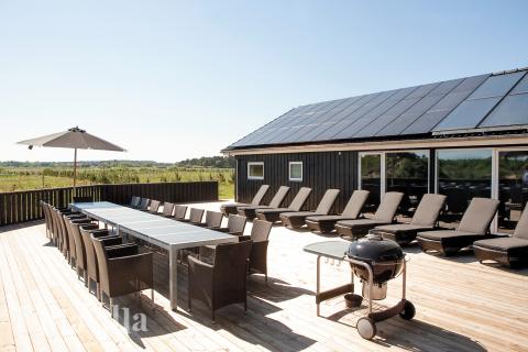 Nyd en grillaften på terrassen i luksushus nr. 602 i Nordjylland
