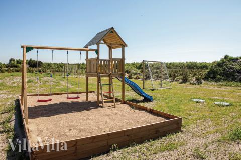 I det attraktive aktivitesrum i luksushus nr. 602 i Nordjylland  er der masser af udendørs aktiviteter, f.eks. legetårn og gynge