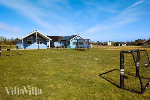 I det attraktive aktivitesrum i luksushus nr. 343 i Lolland/Falster/Møn  er der masser af udendørs aktiviteter, f.eks. legetårn og gynge