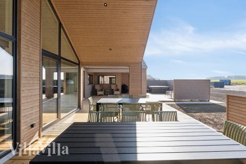 Nyd en grillaften på terrassen i luksushus nr. 648 i Fyn og øer